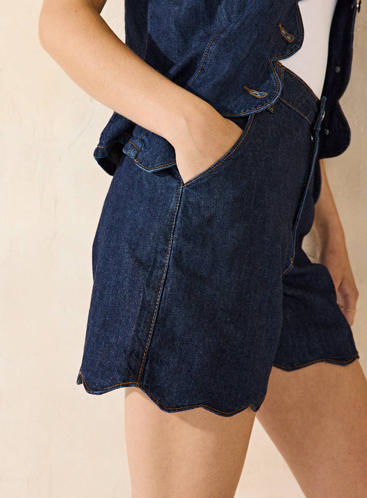 EVERBELLE Dark Denim Scallop Hem Shorts 6 - Image 3